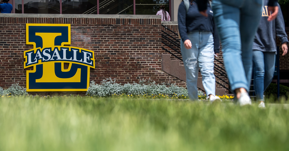 Imge of students walking at La Salle University.