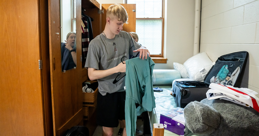 Student moves items into resident hall