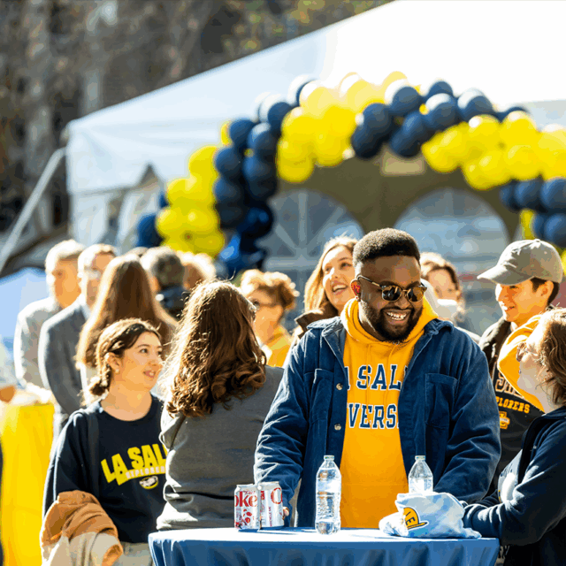 Image of alumni at Homecoming