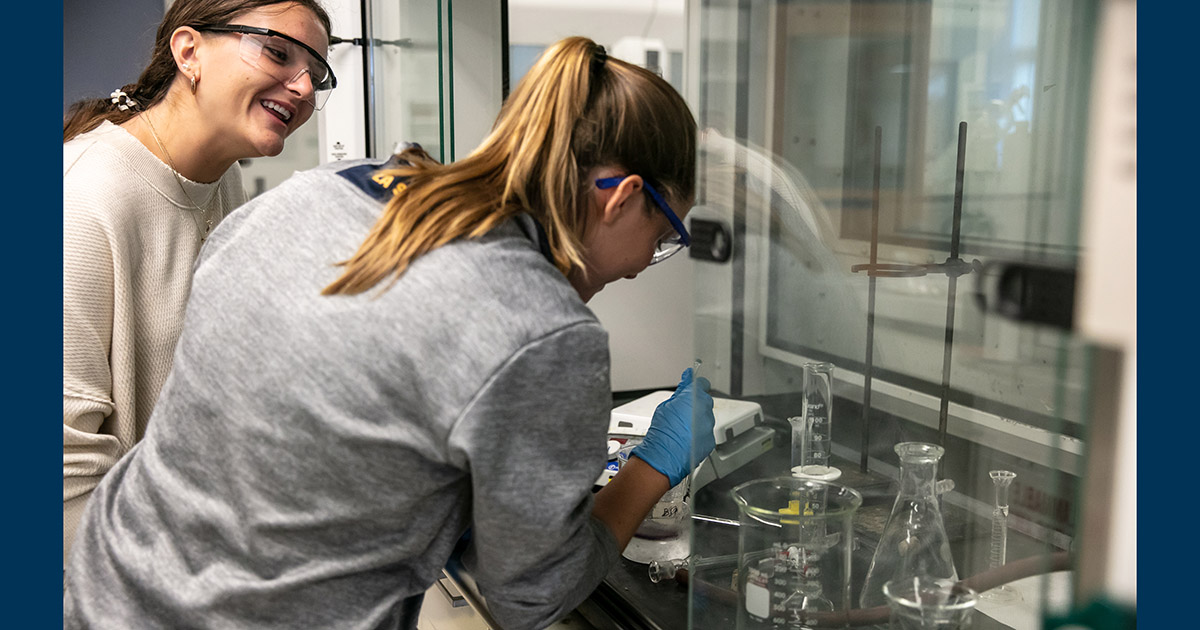 Students in a lab class at La Salle University.