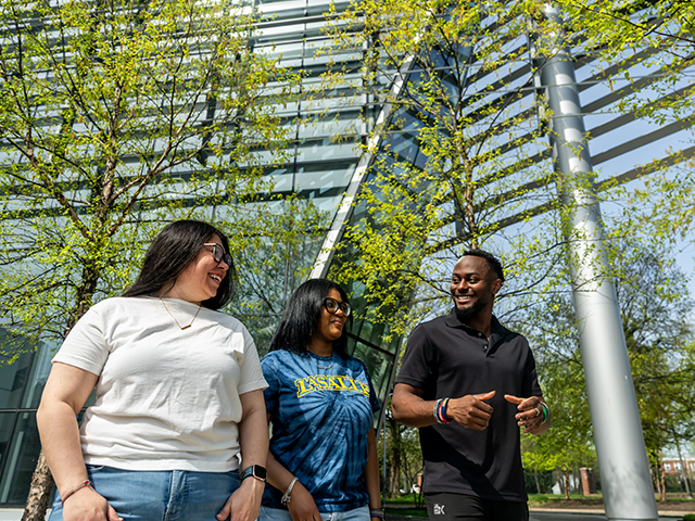 Image-of-students-walking-next-to-Founders-Hall