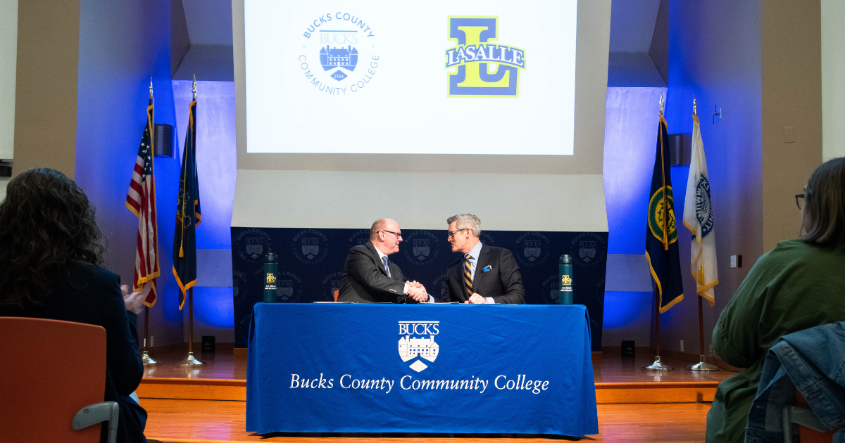 Presidents of Bucks and La Salle shake hands